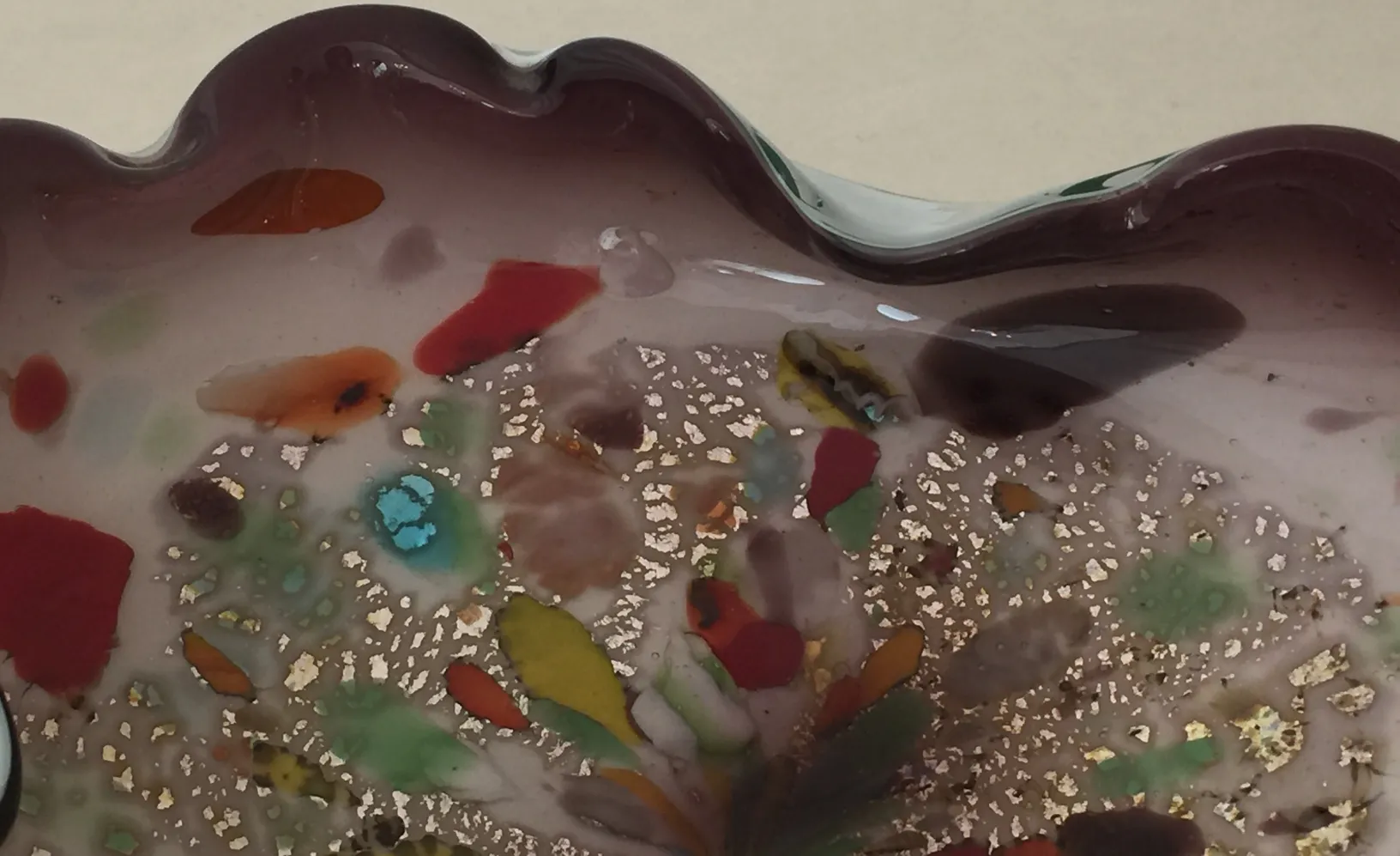 prato antigo de cristal de murano com cores brilhantes