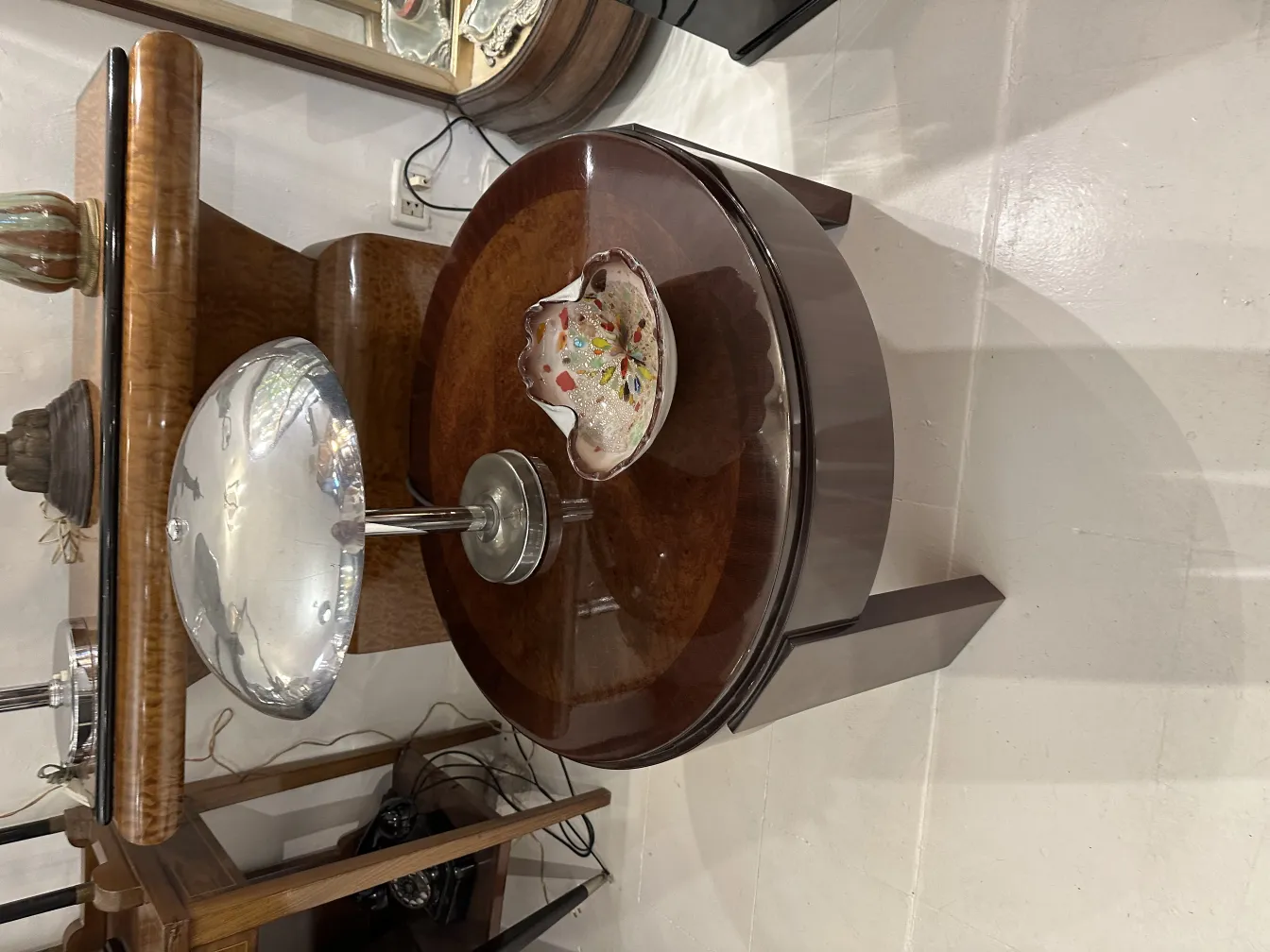 Antikes Murano-Glas-Dekorationsstück mit lebhaften Farben auf einem Tisch.