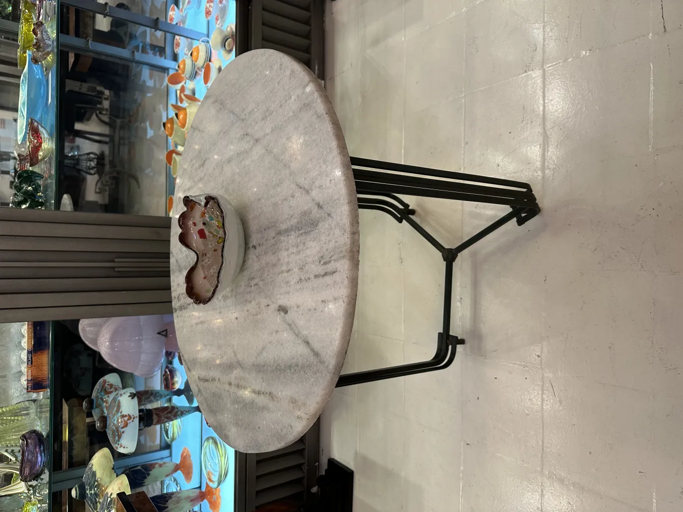 antiguo cristal de murano con una forma distintiva y colorido acabado