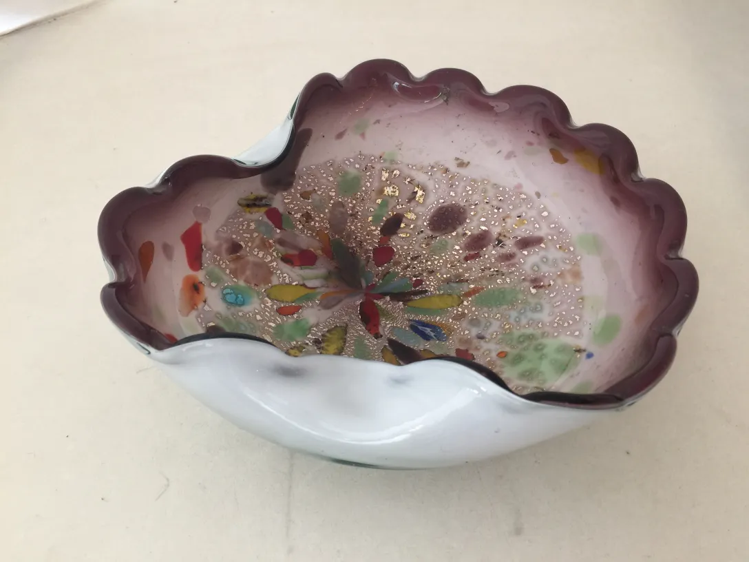 antike murano-glas-schale mit buntem design