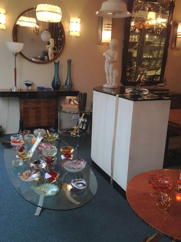 decoração antiga de cristal de murano sobre uma mesa