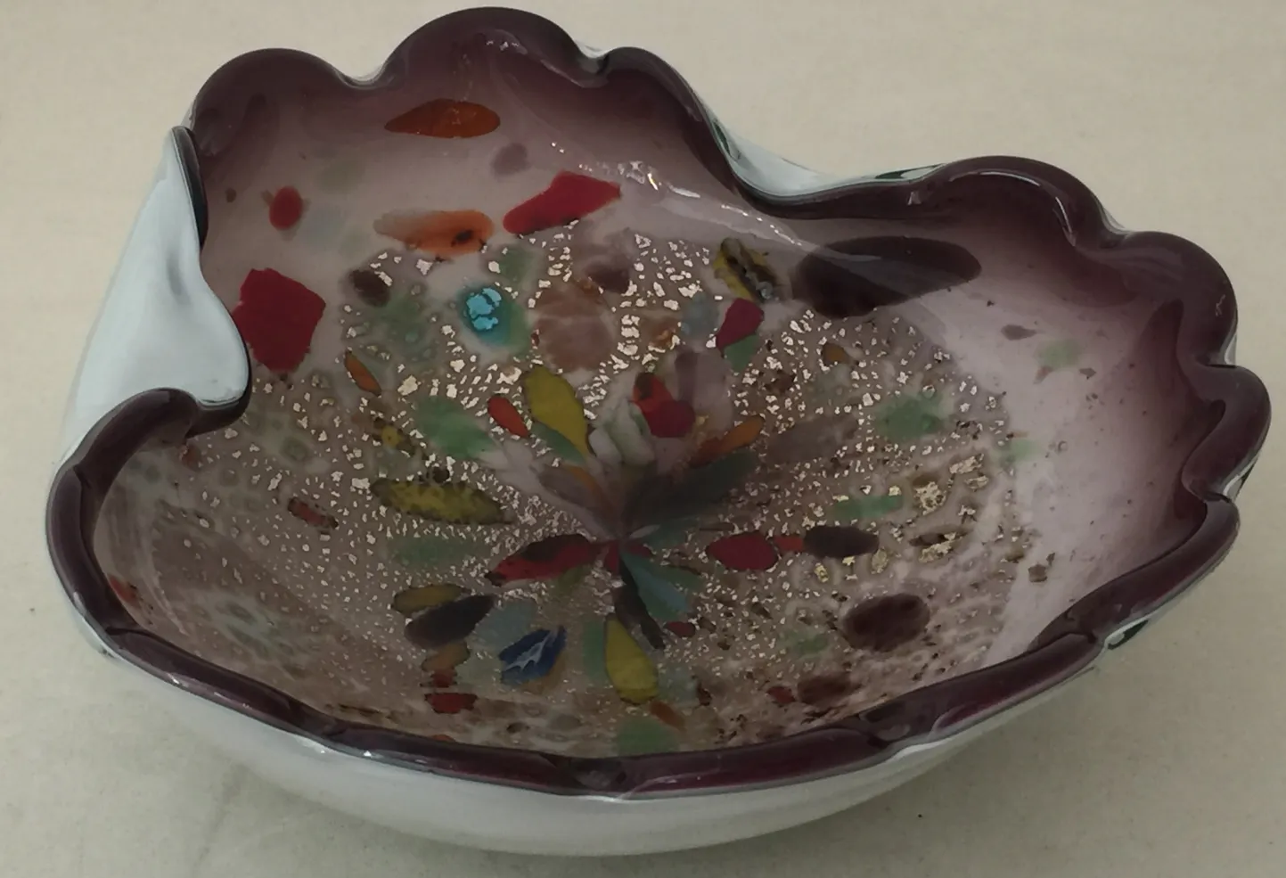 dekorativer murano-glasmischer mit lebendigen farben