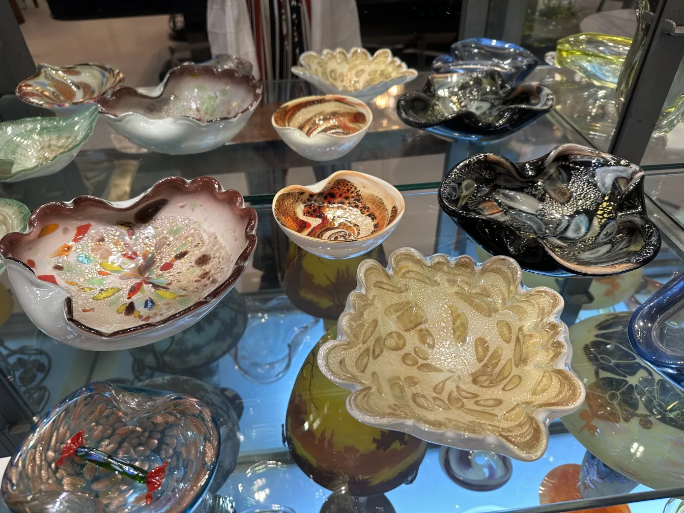 antischer dekorativer schüssel aus murano-glas, lebendige farben, verschiedene formen