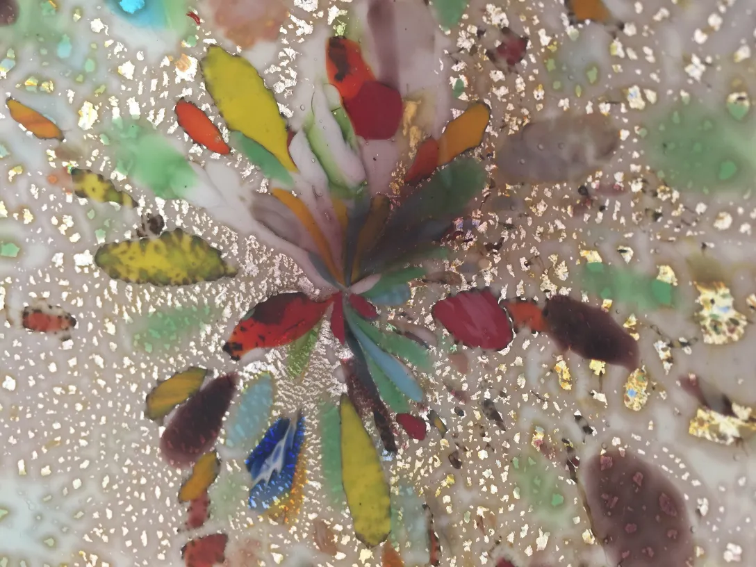 Cristal de Murano antigo colorido com detalhes vibrantes e dourados