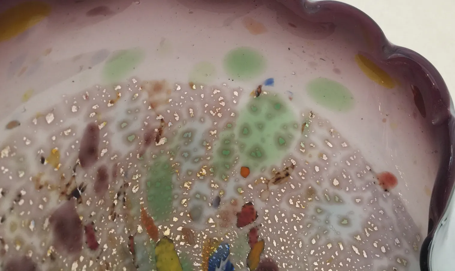 bellissimo vetro di murano con dettagli colorati e dorati