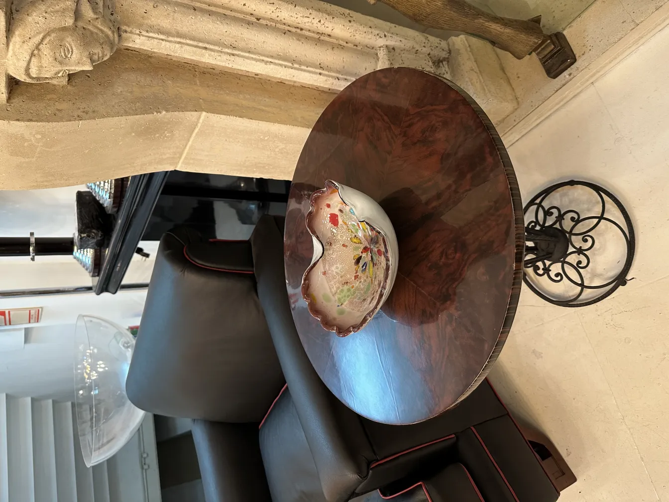 старинная ваза из муранского стекла с яркими цветами