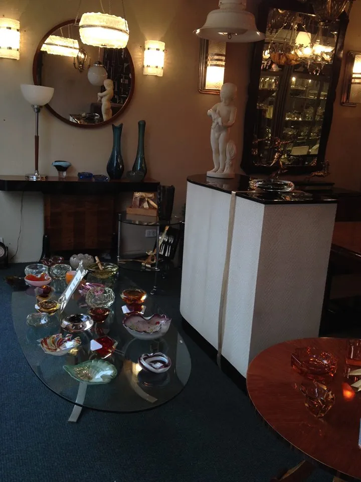 Assemblage de cristaux de Murano colorés sur une table