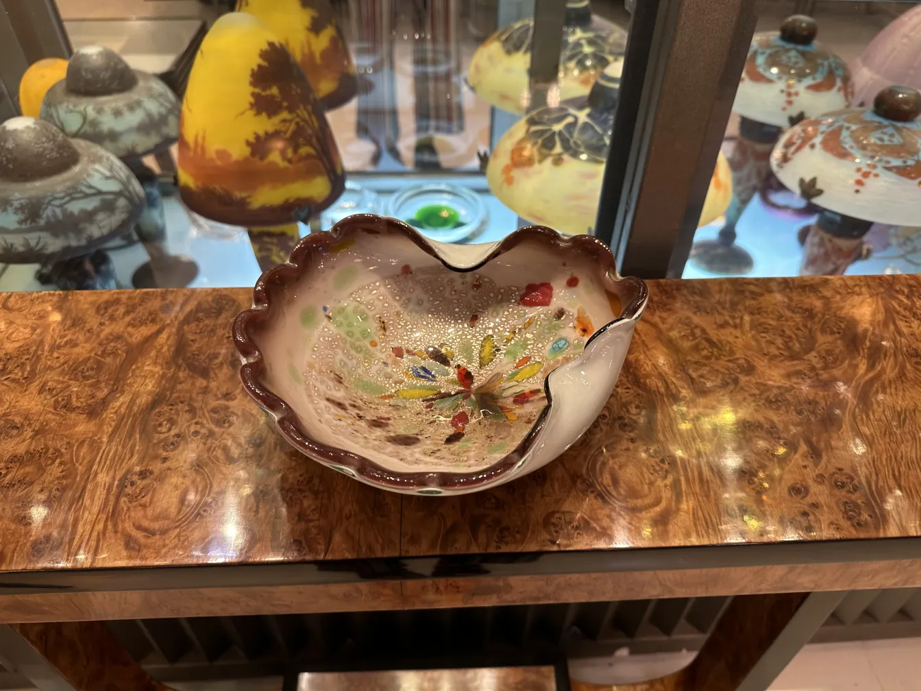 disque ancien en cristal de murano avec décoration vibrante