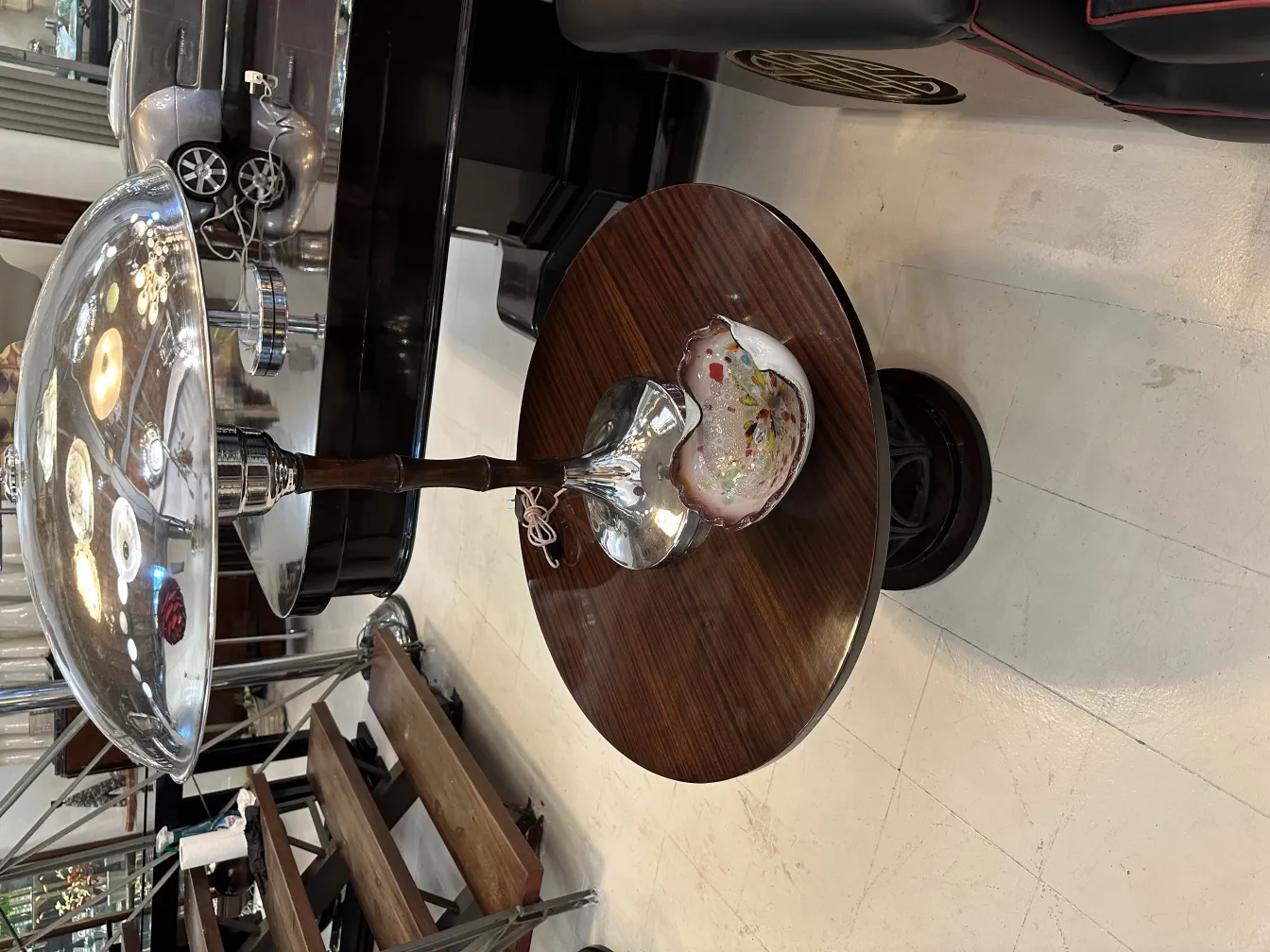 cristal de murano décoratif sur une table en bois