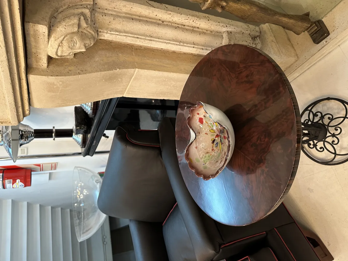 Herzförmige Schüssel mit lebhaften Farben auf einem Tisch