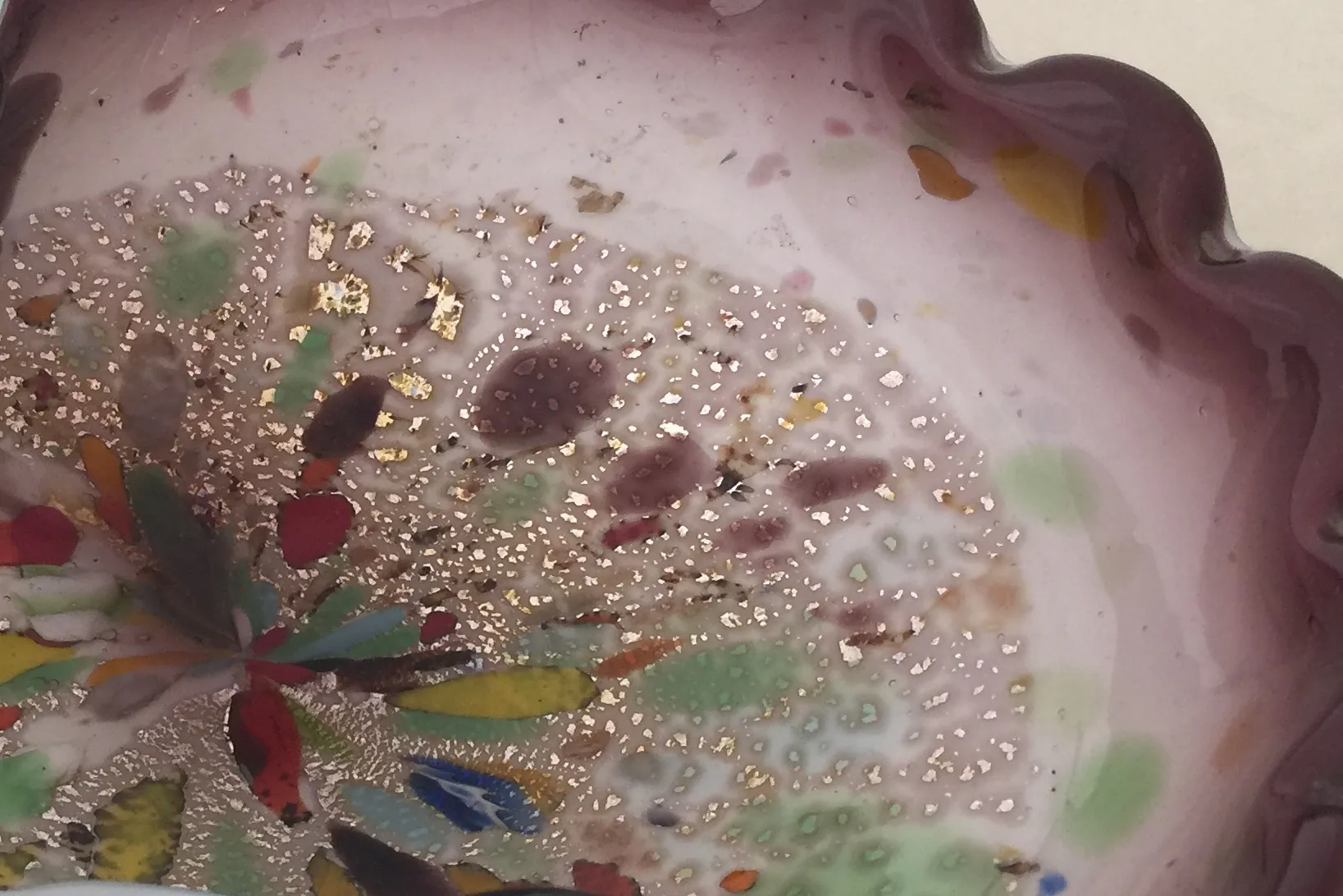 plato de cristal de murano con colores vibrantes y detalles dorados