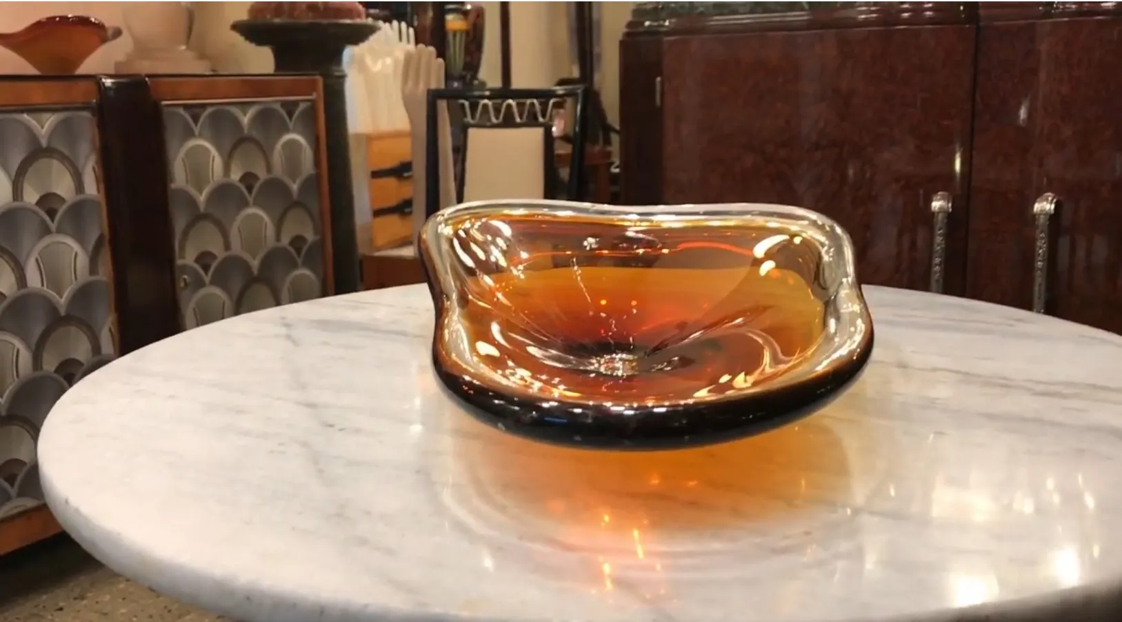 bel vetro di murano a forma ondulata con tonalità ambra