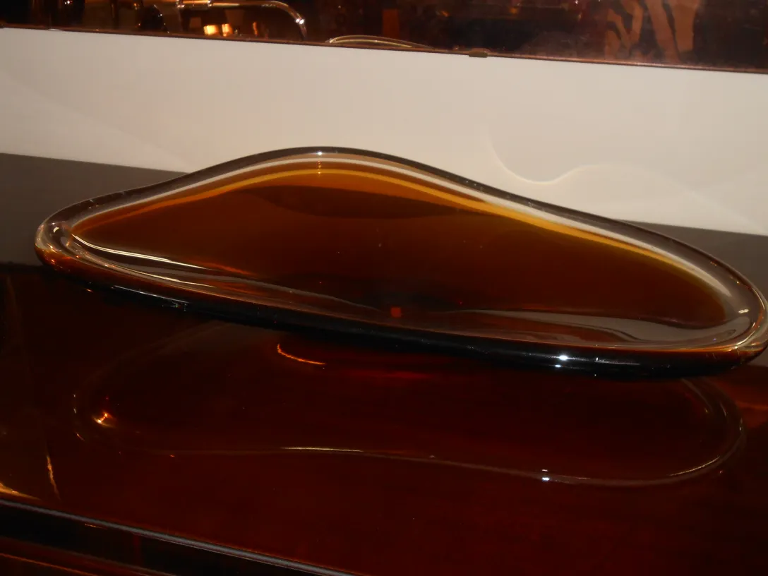 decorativo antico vetro di murano in tonalità ambra con curve morbide