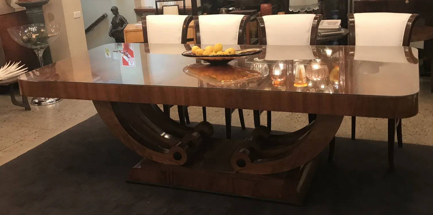 antiker tisch mit dekorativem murano-glas und früchten