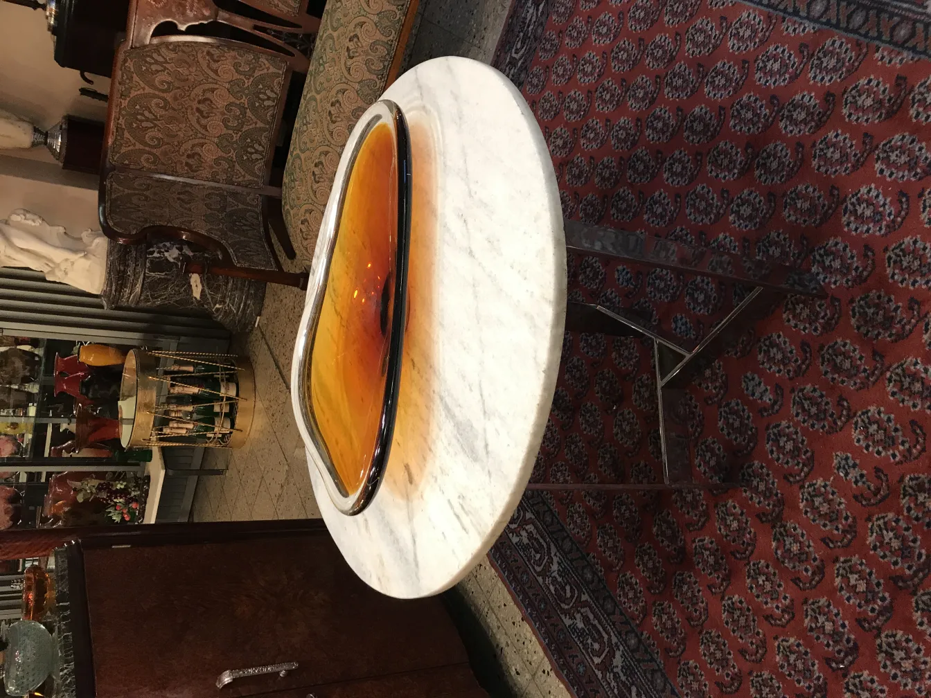 prato antigo de cristal de murano sobre mesa de mármore.