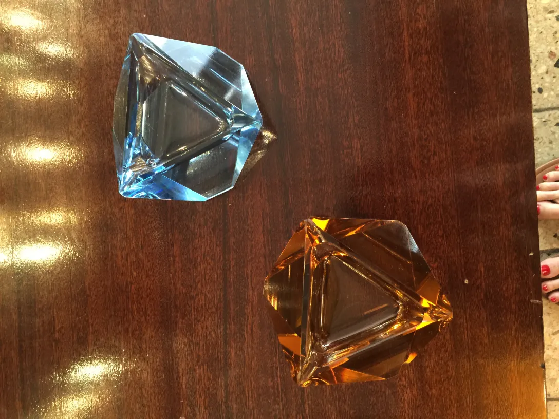 duas antiguidades cristal de murano, uma azul e outra âmbar