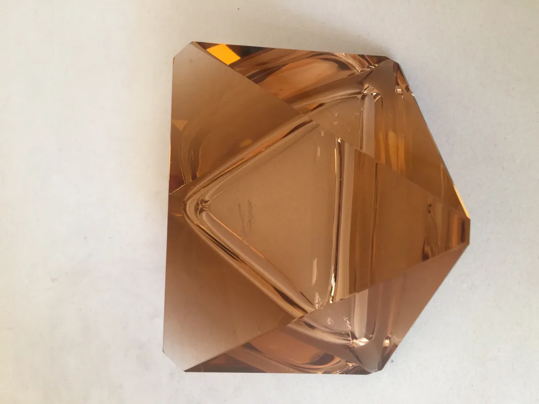 古老的穆拉诺玻璃，金色，带几何形状。