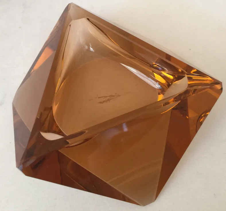 Cristal de Murano antigo em tons âmbar, com design angular e acabamento brilhante