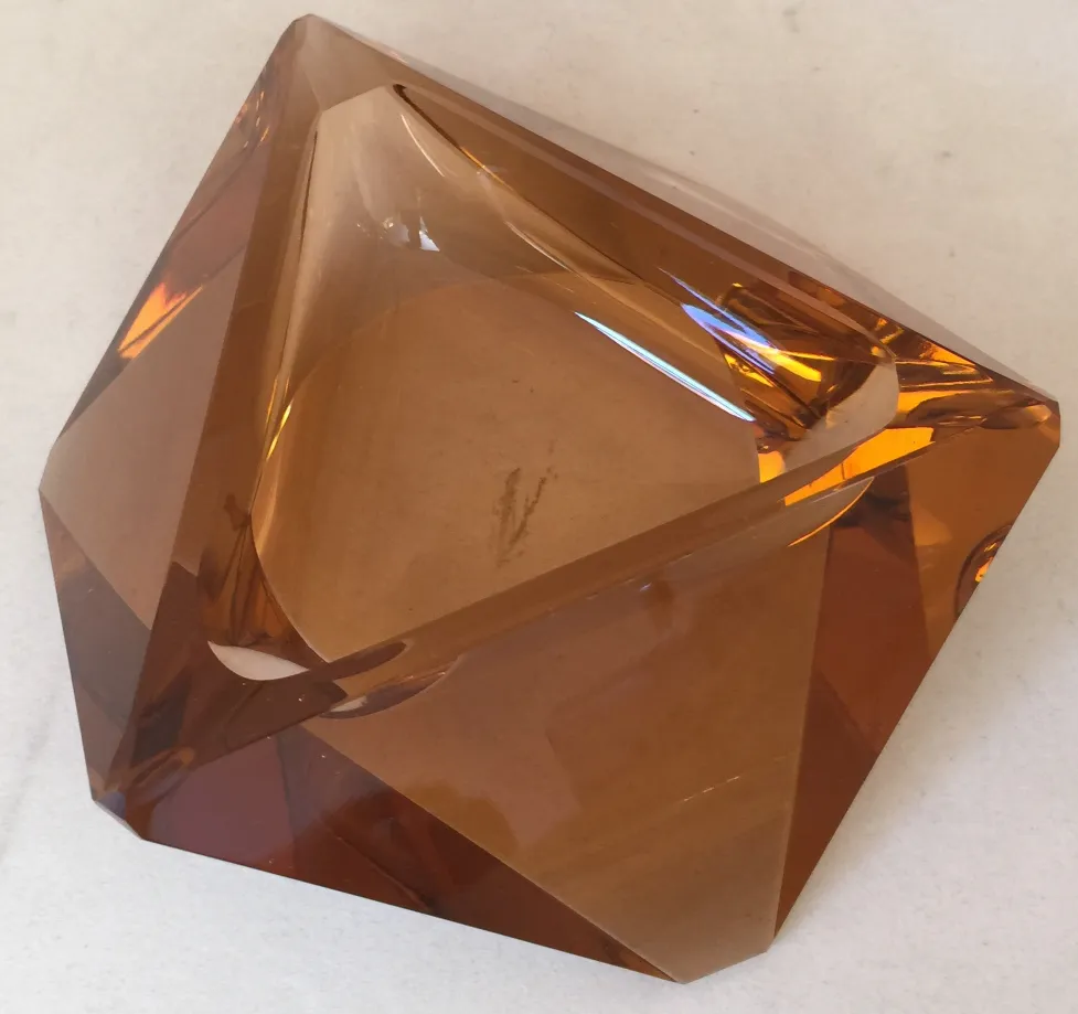 Cristal de Murano antiguo, forma geométrica color ámbar brillante, con suaves reflejos.