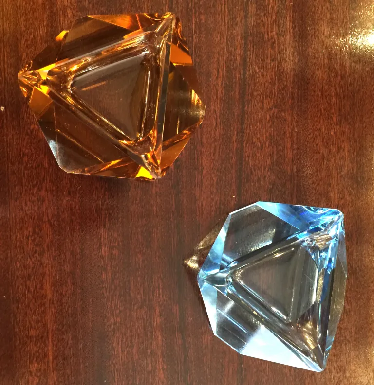 pieza antigua de cristal de murano en tonos naranja y azul con forma geométrica