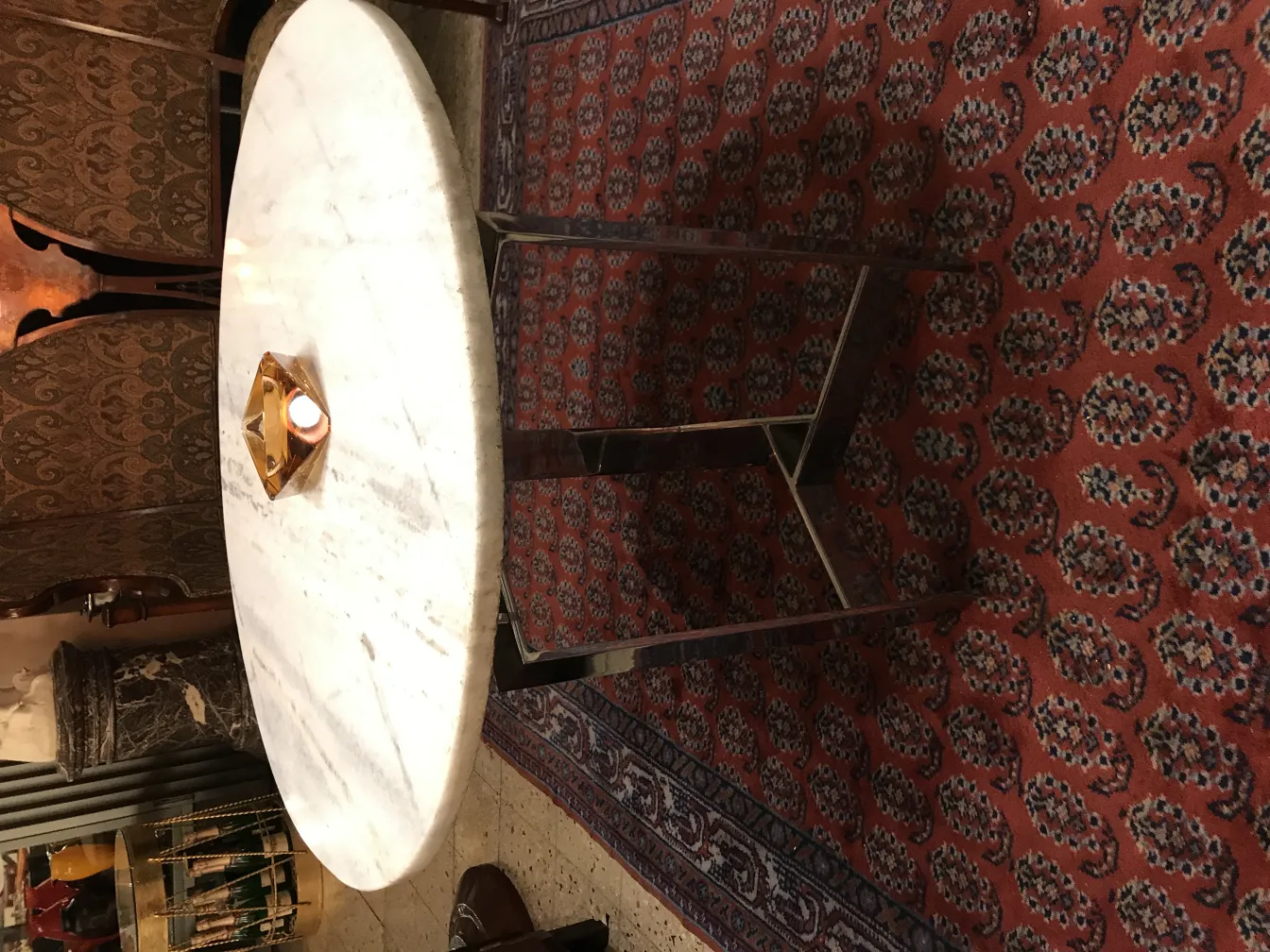 قطعة زجاج مورانو الزخرفية على الطاولة