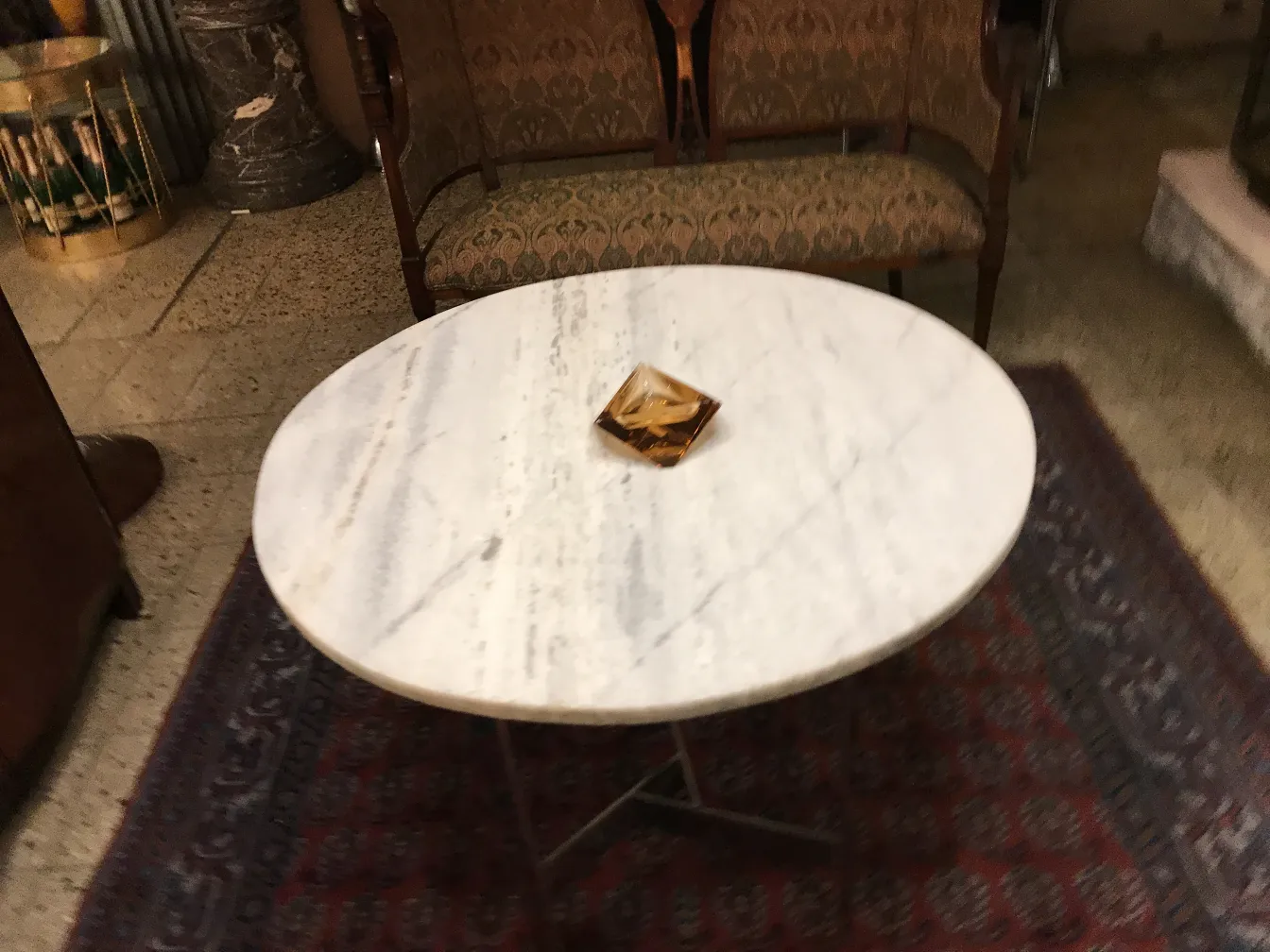 Cristal de Murano antigo em mesa decorativa com fundo aconchegante