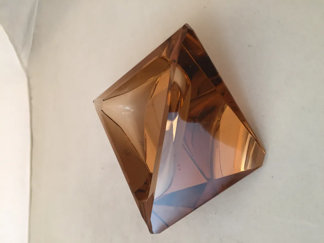 Cristal de Murano antigo em forma de pirâmide com tons marrons