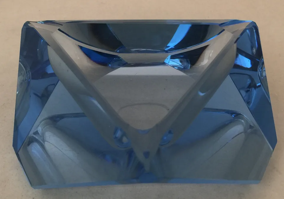 durchscheinendes antikes murano-glas blau in diamantenform