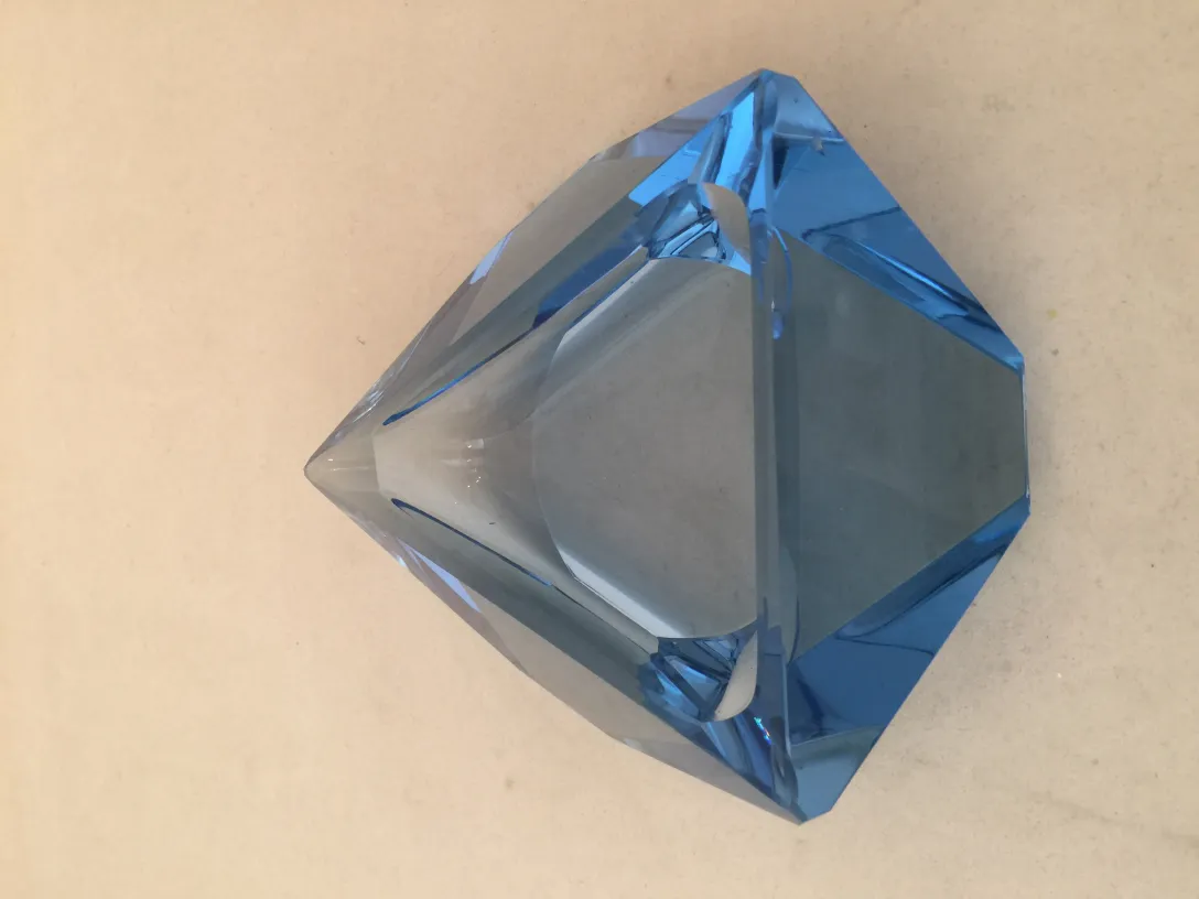 cristal de murano decorativo azul con forma de diamante