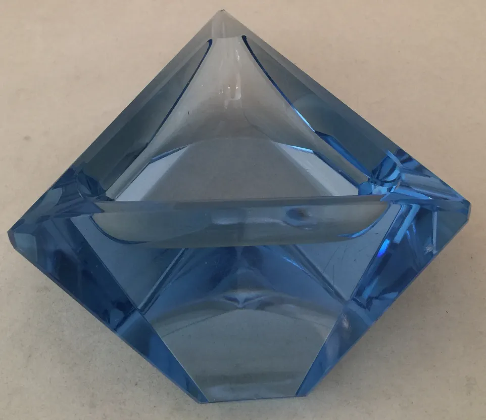Cristal antigo de Murano em forma de pirâmide azul