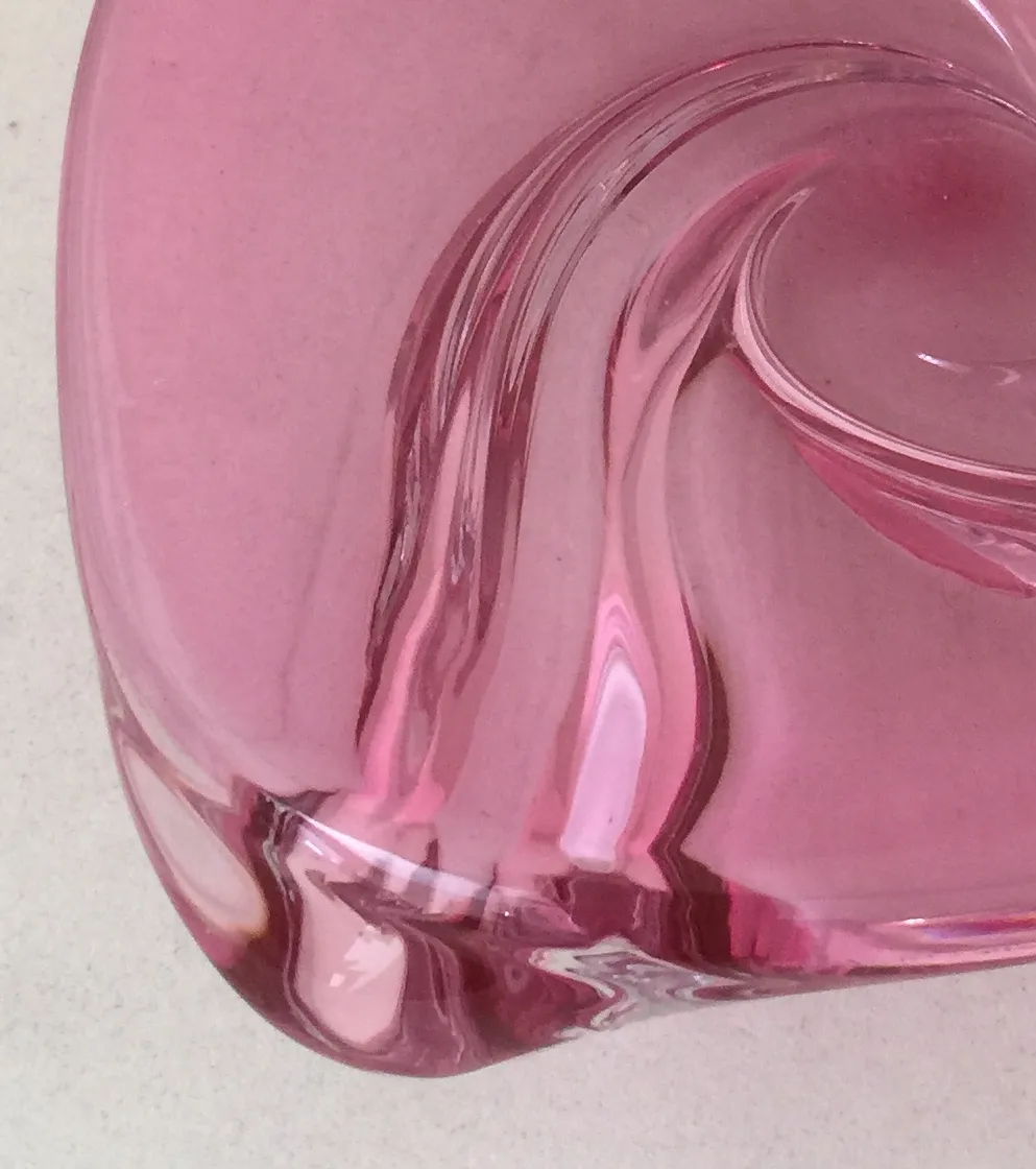 Cristal de Murano rose avec un design fluide et élégant