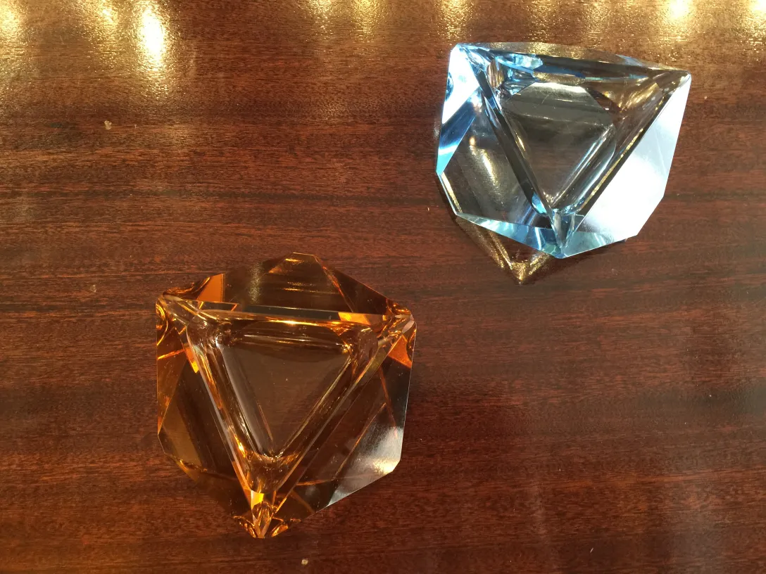 Cristaux de Murano anciens de plusieurs couleurs sur une table