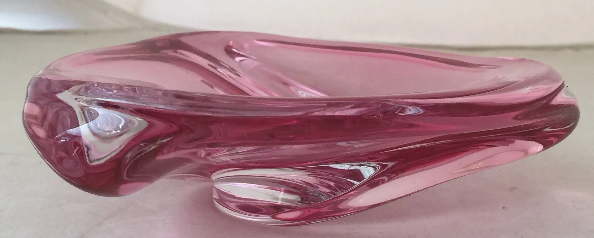 wunderschönes antikes murano-glas in rosa, mit fließenden Formen