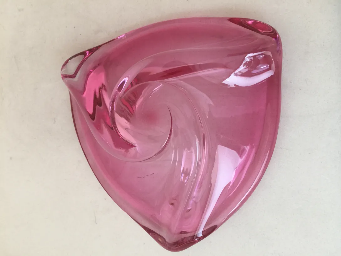 prato antigo de cristal de murano rosa com design espiral