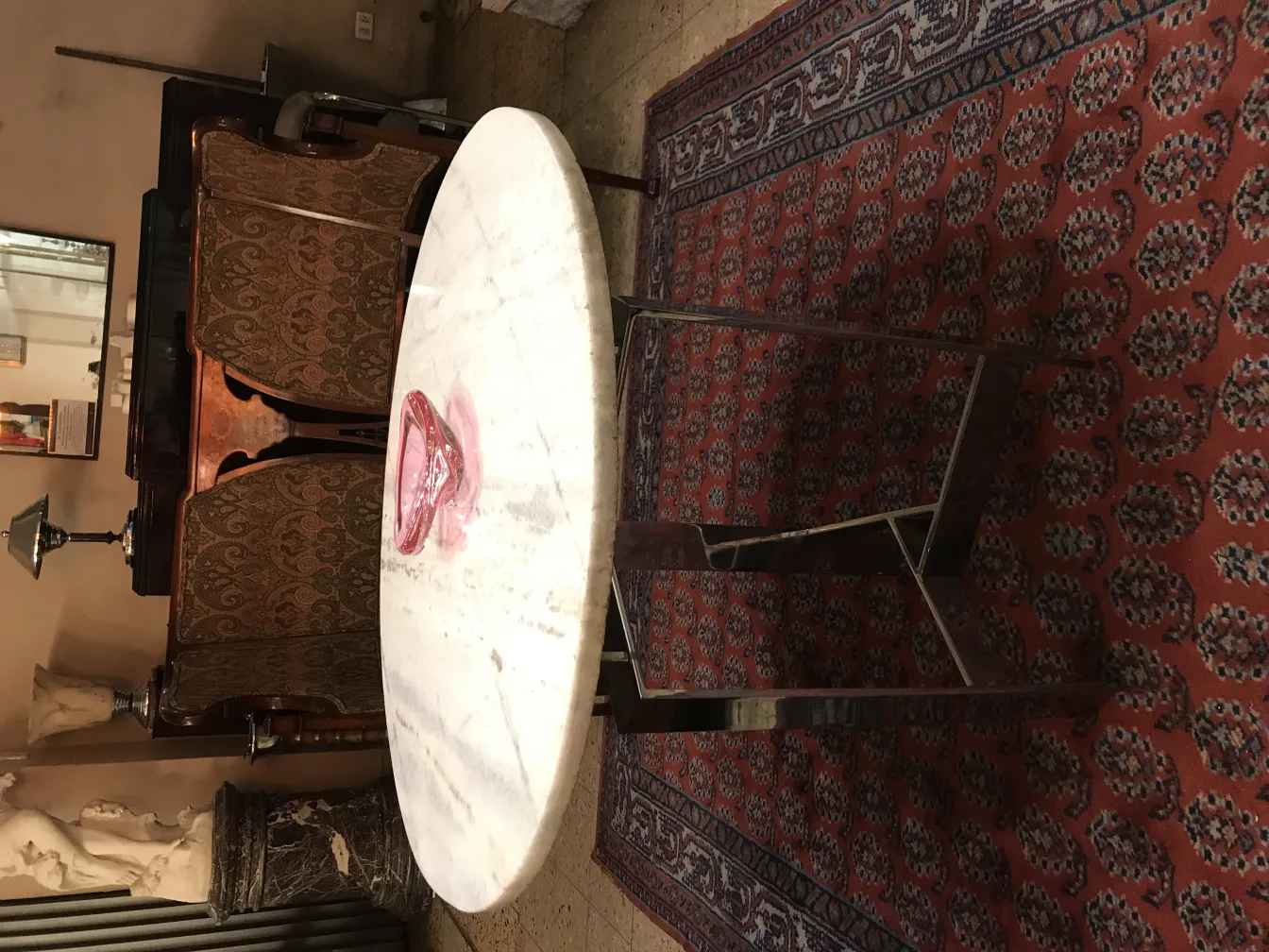 Cristal de Murano ancien sur une table élégante