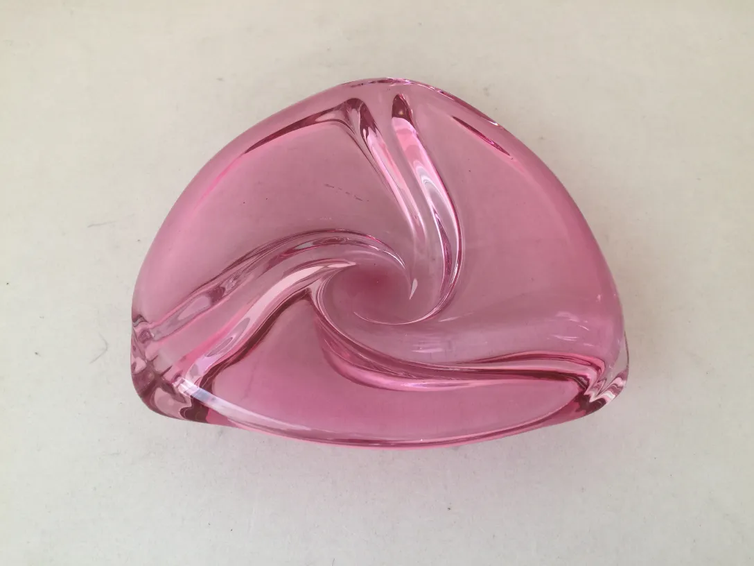 sculpture ancienne de cristal de murano rose avec formes fluides