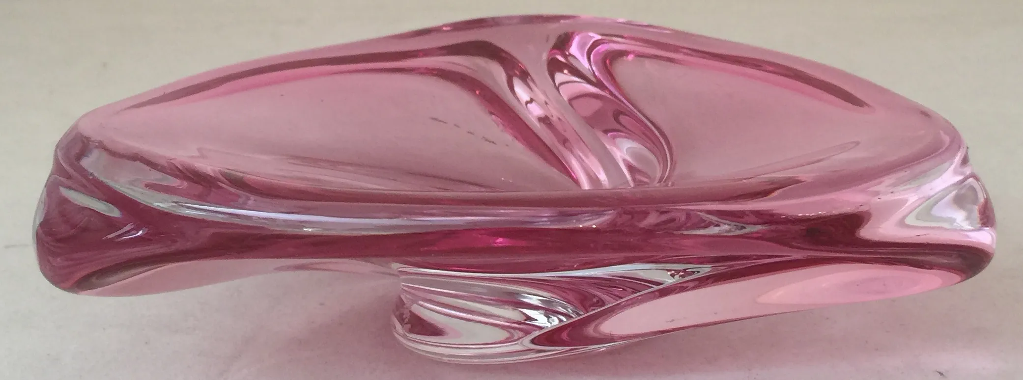 Antico vetro di Murano rosa, con forme fluide ed eleganti, ideale per decorazione.