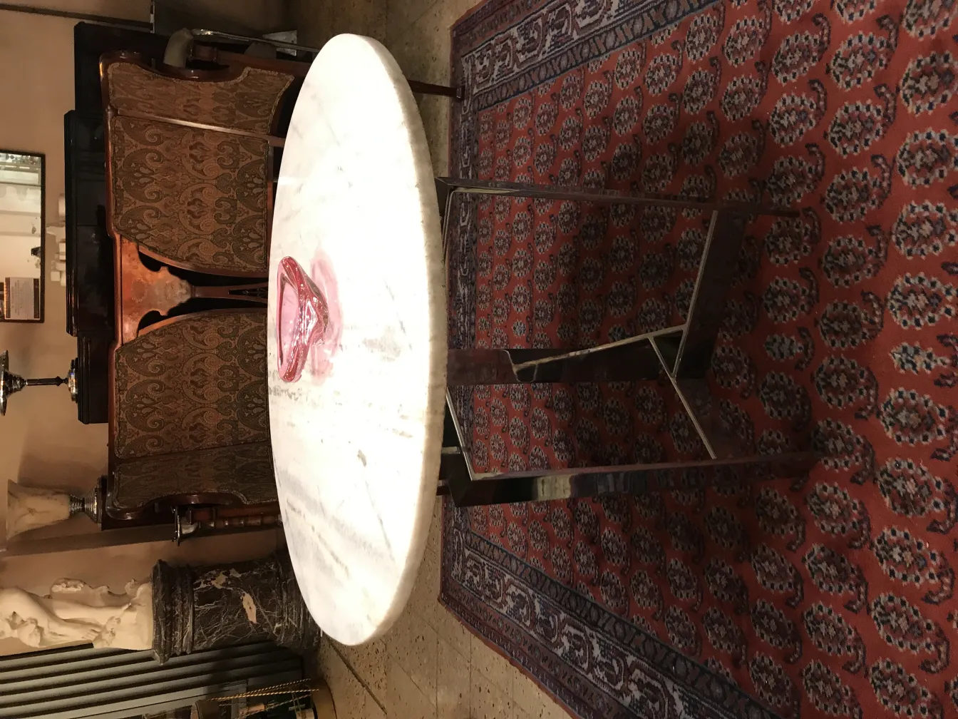 Cristal de Murano em forma de vaso rosa sobre mesa