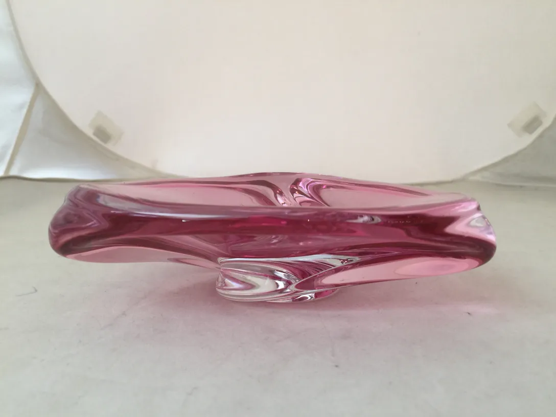 plato decorativo de cristal de murano en color rosa, forma elegante