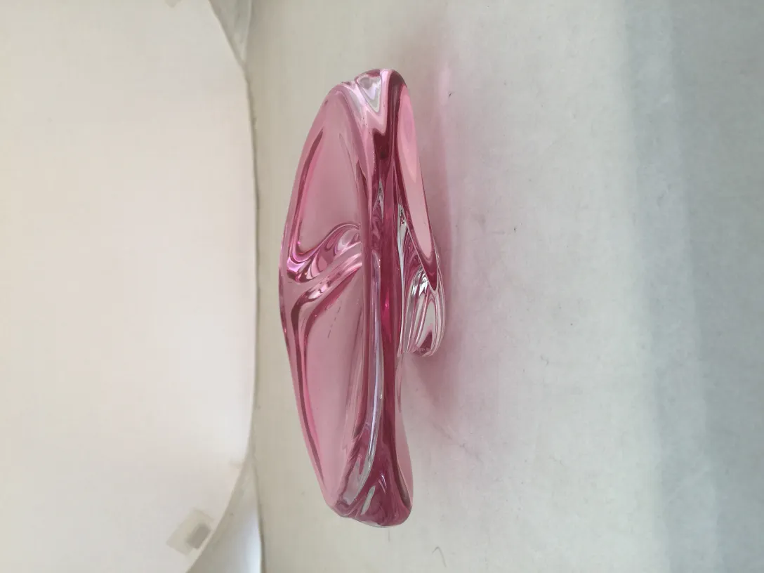 sculpture ancienne en cristal de murano rose avec des formes élégantes
