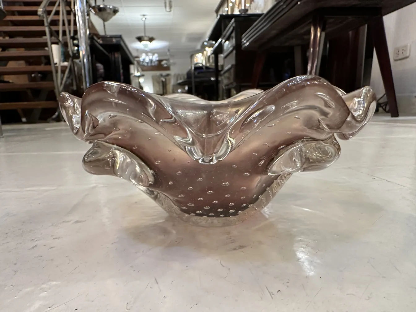 antiguo cristal de murano con forma ondulada y burbujas