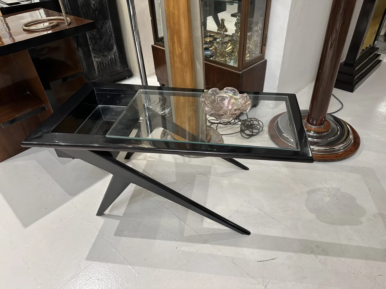 antiker Tisch mit Murano-Glas, dekorative Umgebung