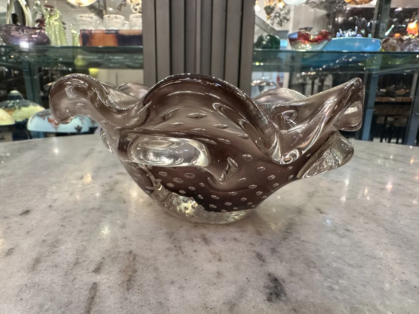 pieza antigua de cristal de murano con formas onduladas y punteadas, fondo claro