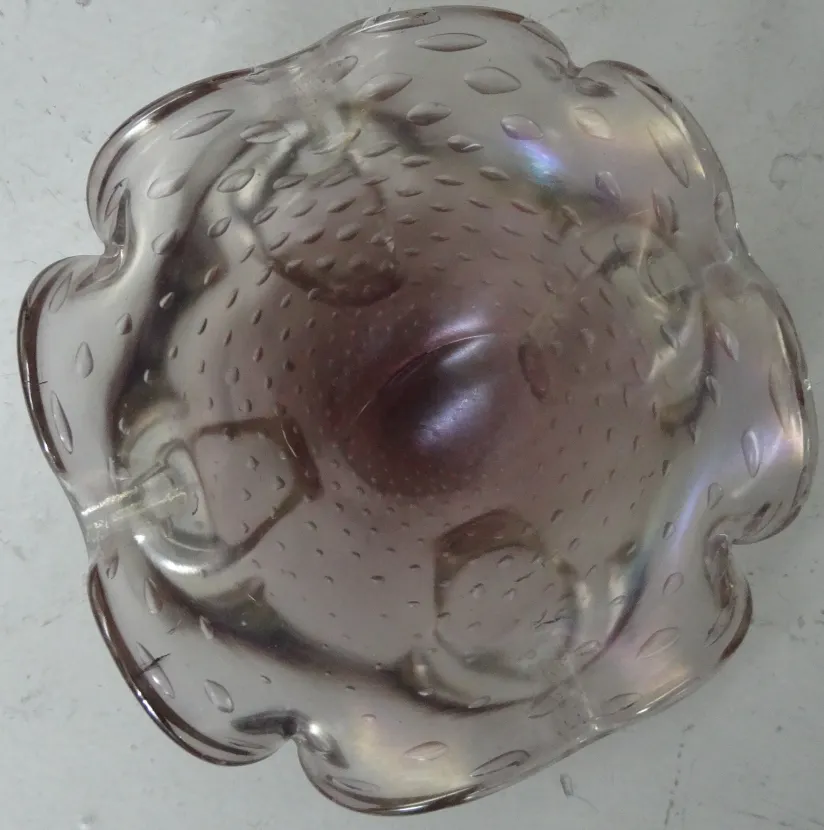 Antikes Murano-Glas mit gewellter Form und Verzierungen