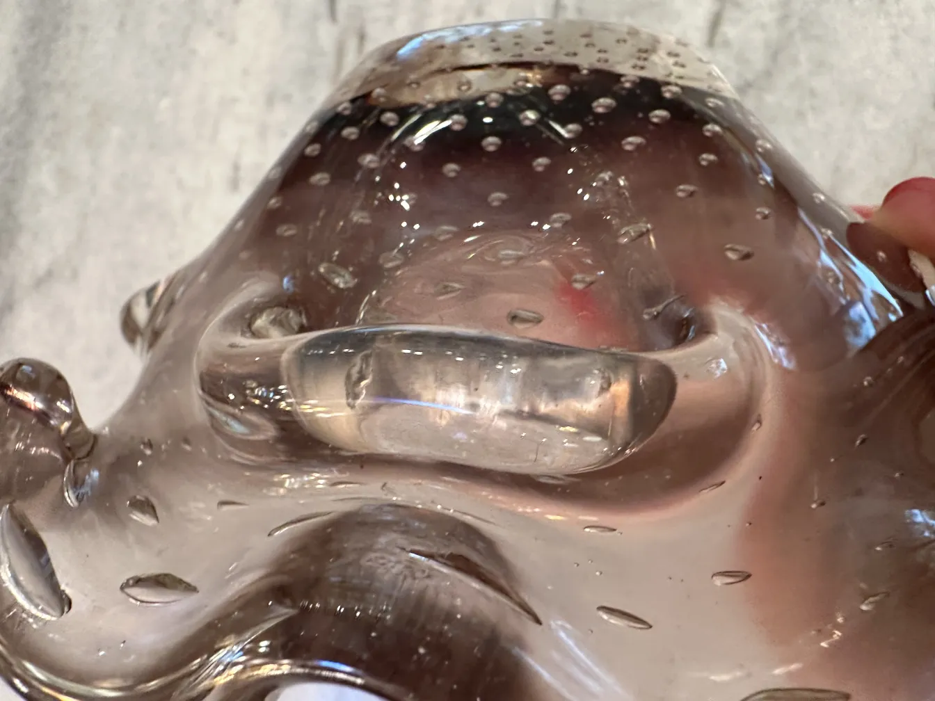 Cristal de Murano com bolhas, design fluido e elegante, antigo.