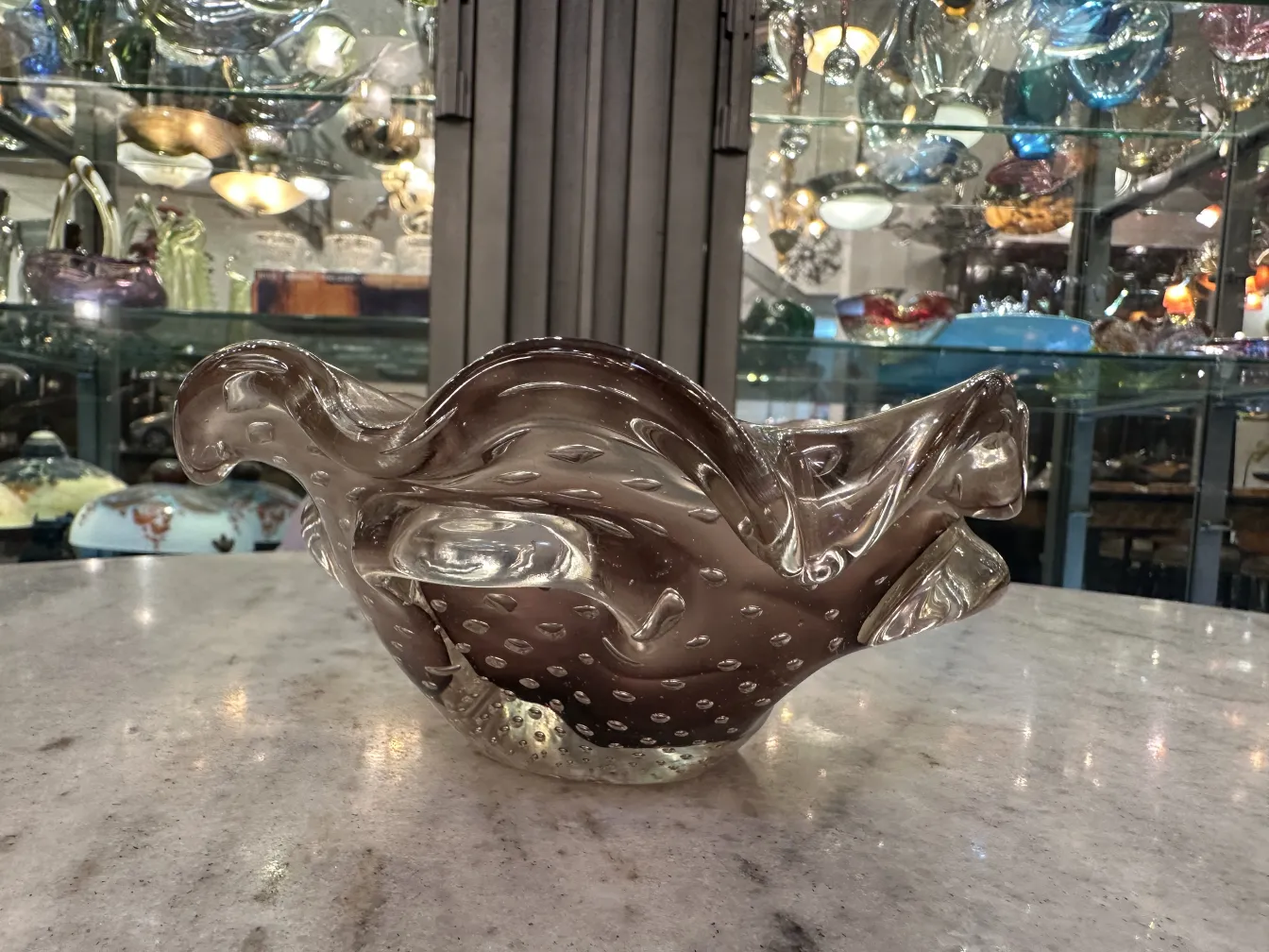 pieza de cristal de murano con formas fluidas y detalles brillantes en un entorno antiguo