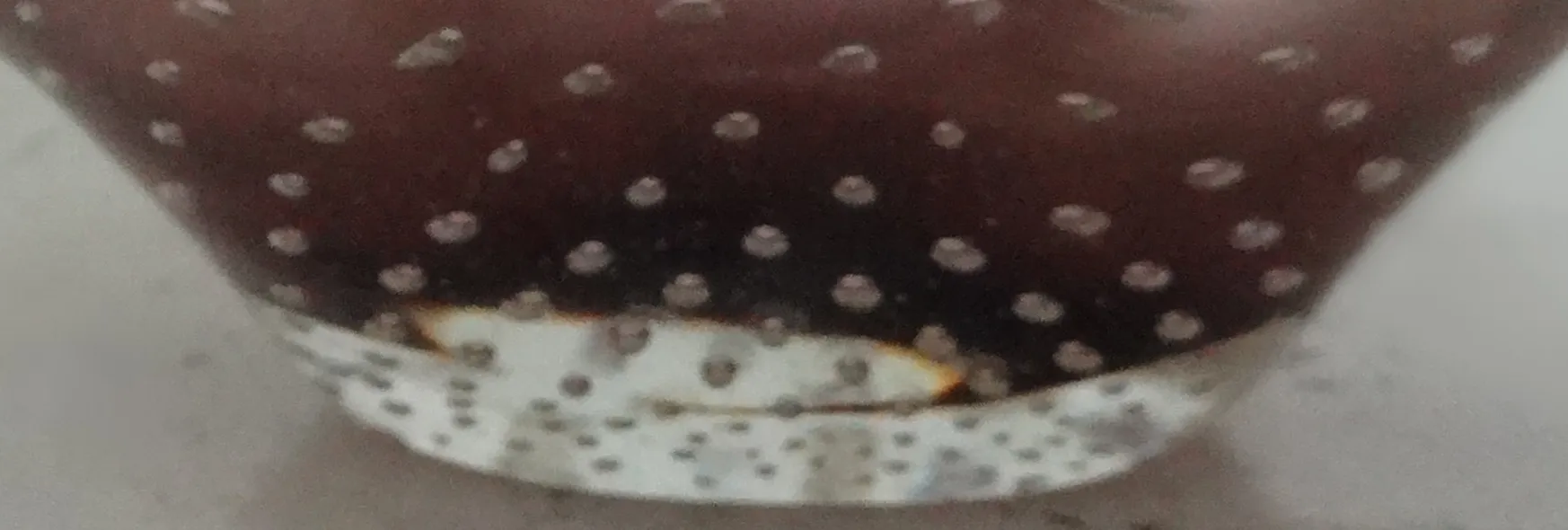 古老的穆拉诺玻璃上有白点图案，特写镜头。