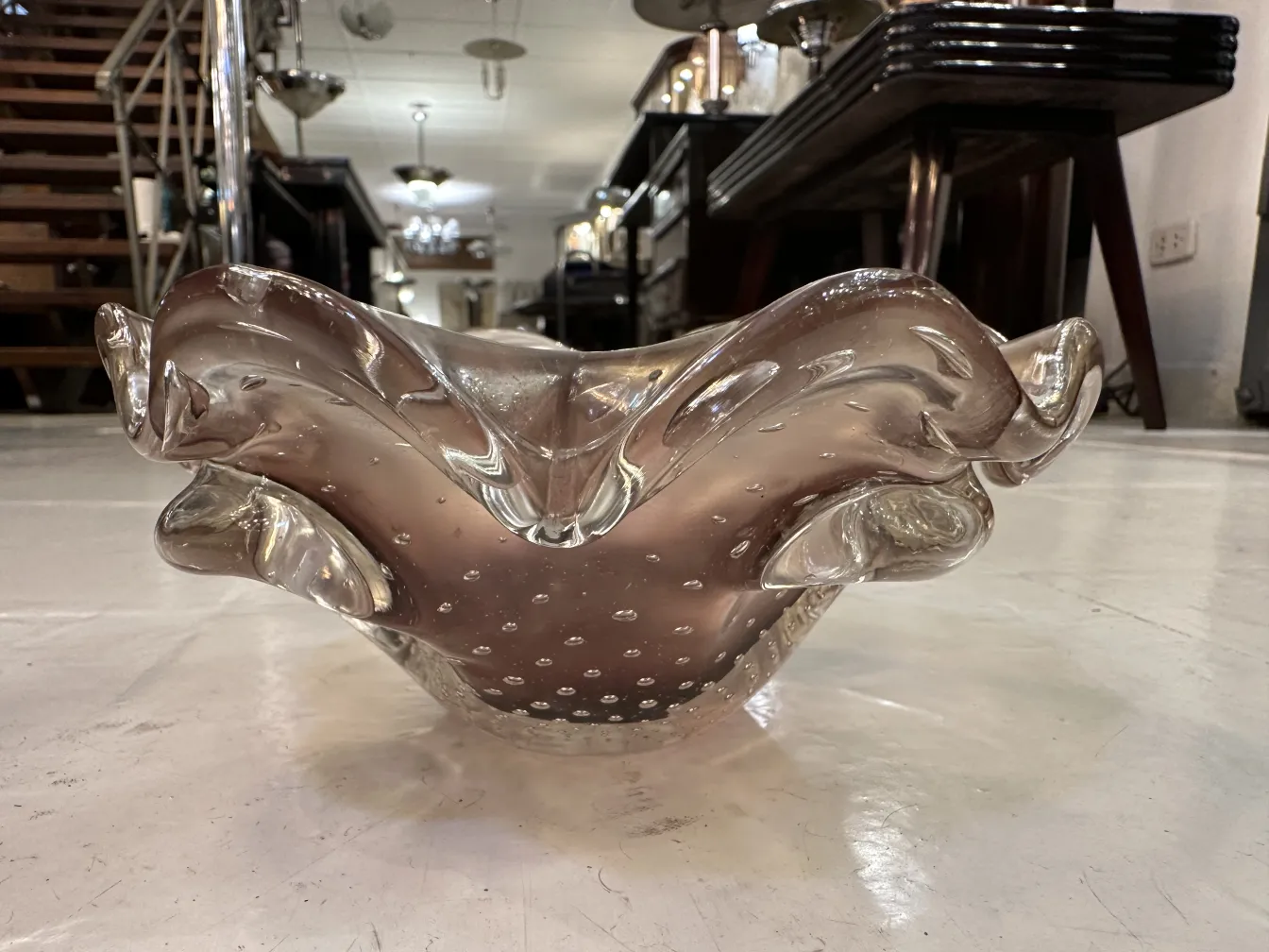 beau cristal de murano avec forme ondulée et décorations