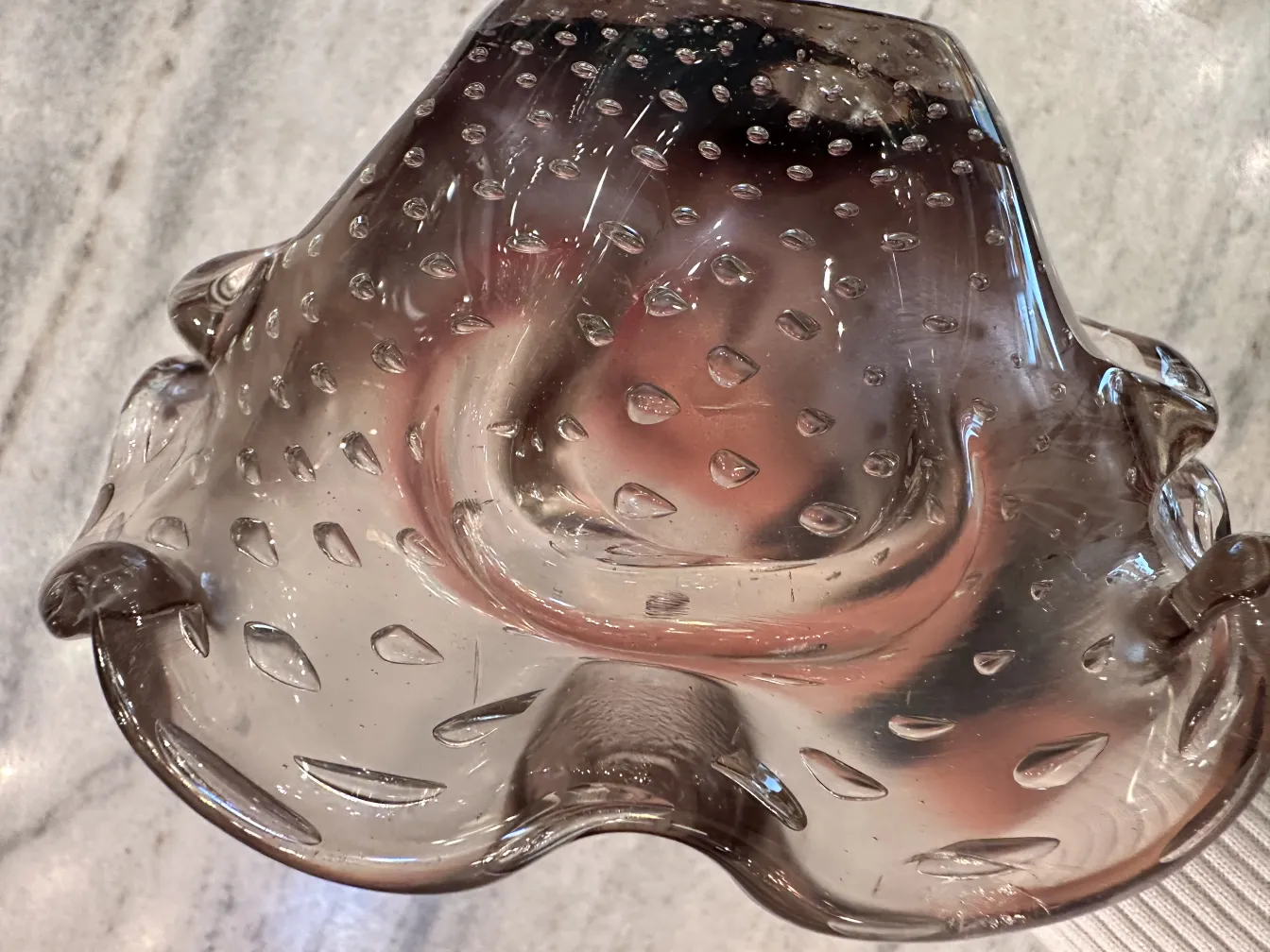 Cristal de Murano com textura suave e formas orgânicas em um ambiente elegante.