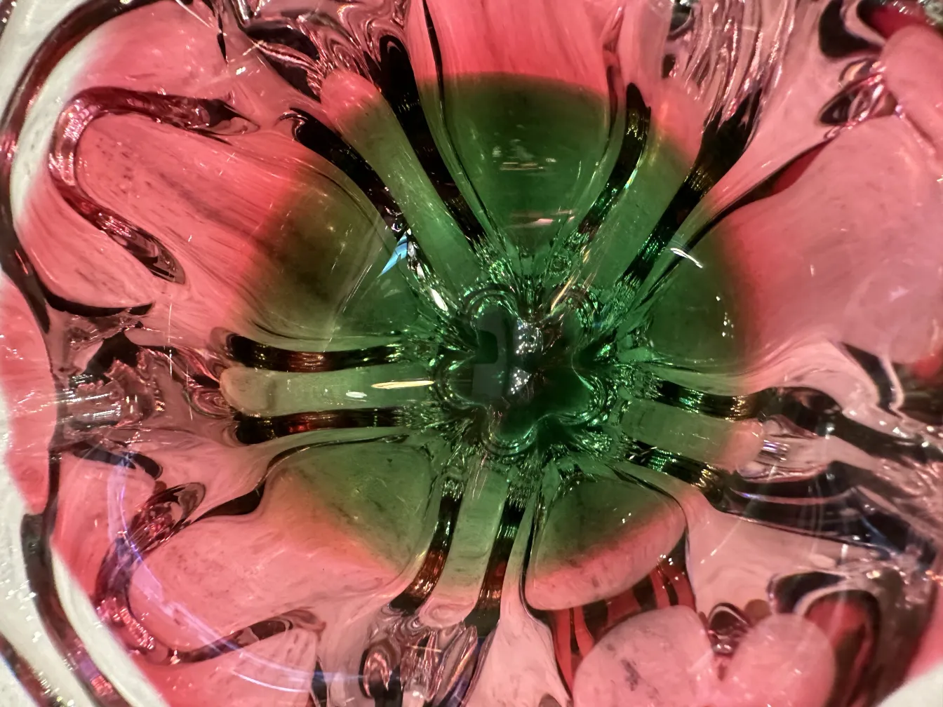 beau cristal de murano avec un motif floral en tons de vert et de rouge